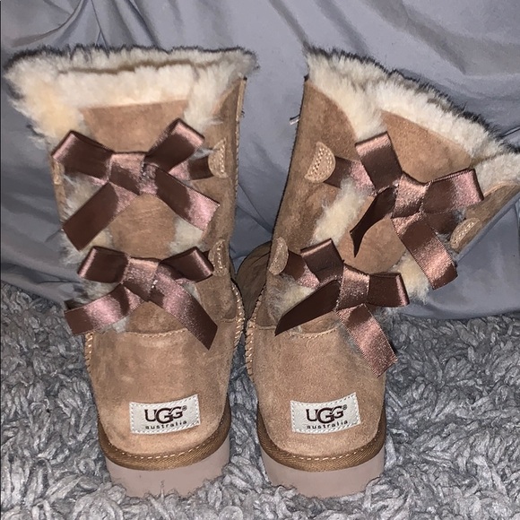 Short Ugg boots with bows - Picture 3 of 4